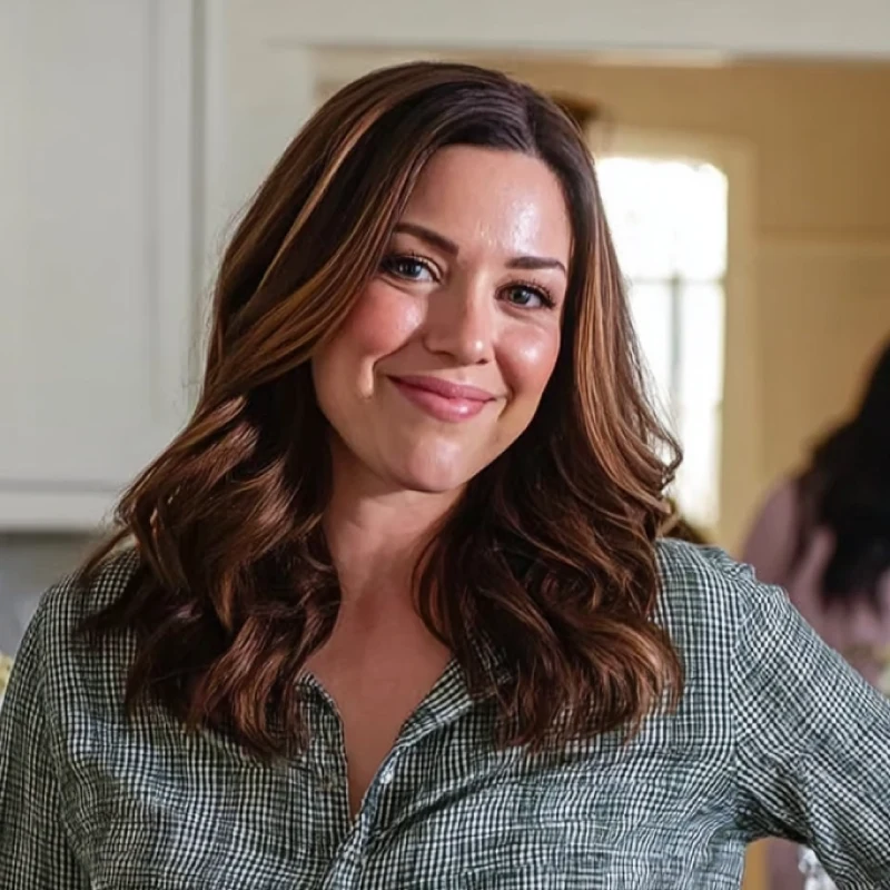 olivia-wells-sourdoughlovers-editor Olivia Wells smiling outdoors, founder and sourdough educator at SourdoughLovers